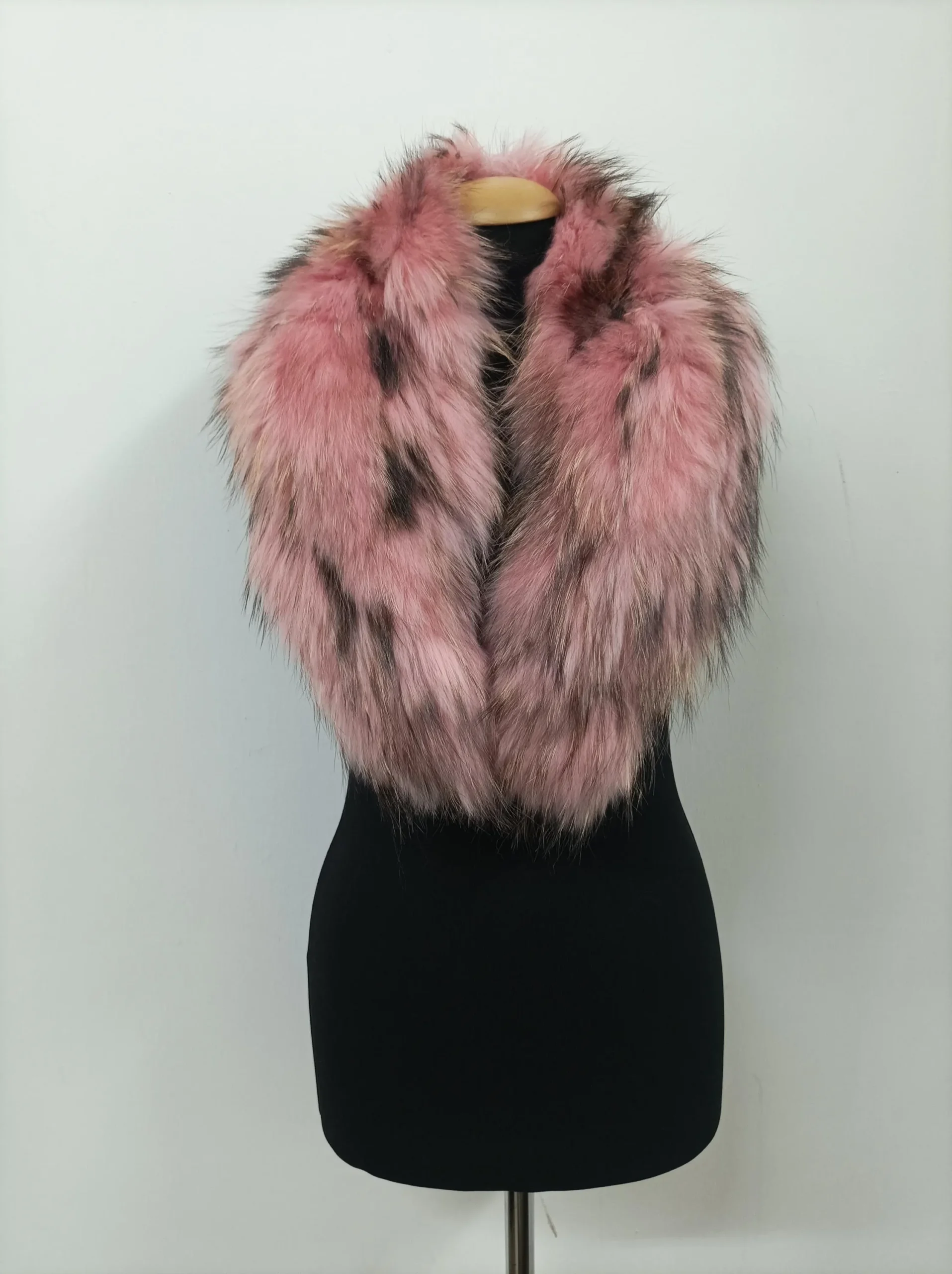 Finn Raccoon Fur Collar: Pink Winter Coat Accessory - Image 2