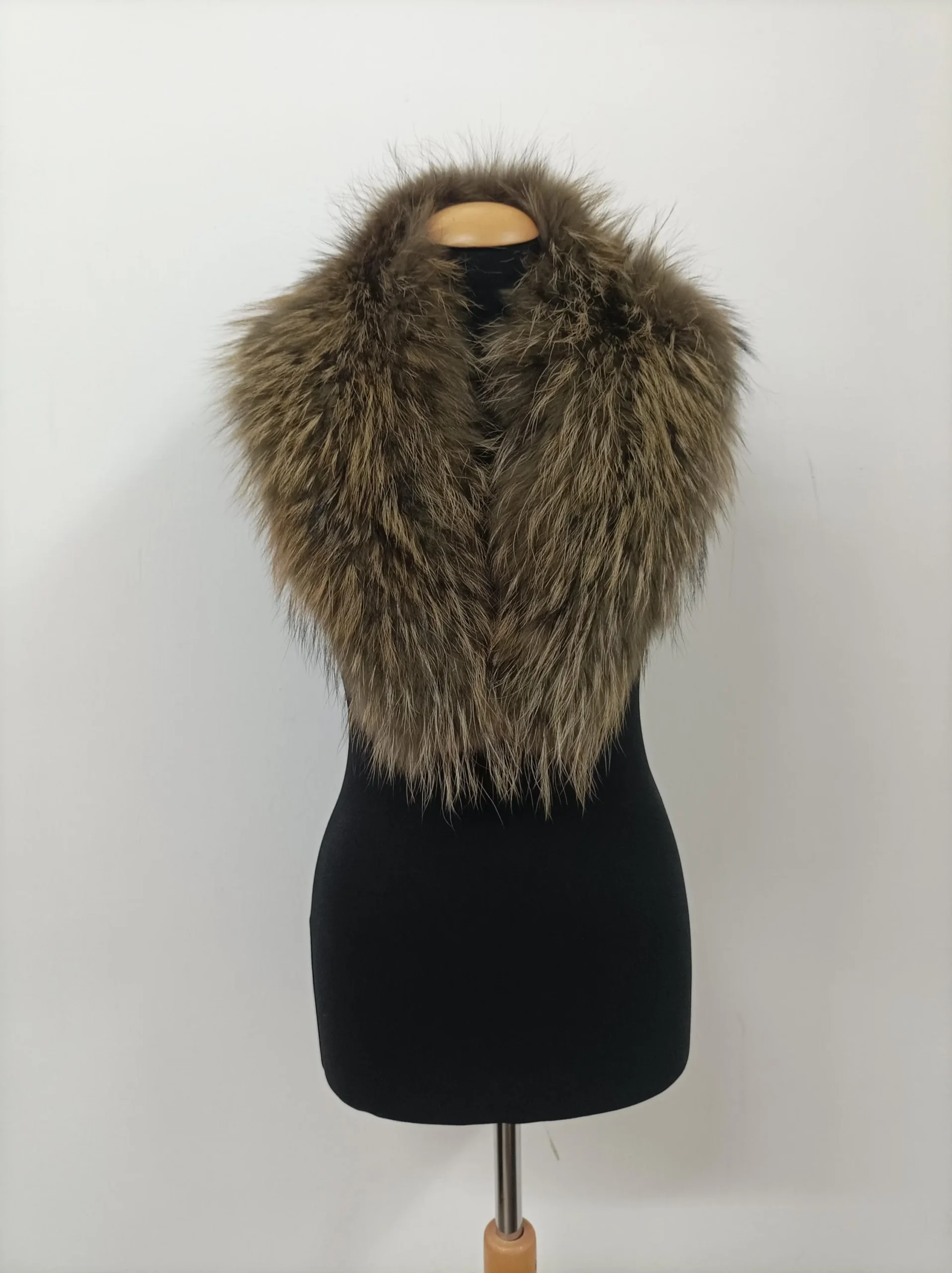 Finn Raccoon Fur Collar: Green Winter Coat Accessory