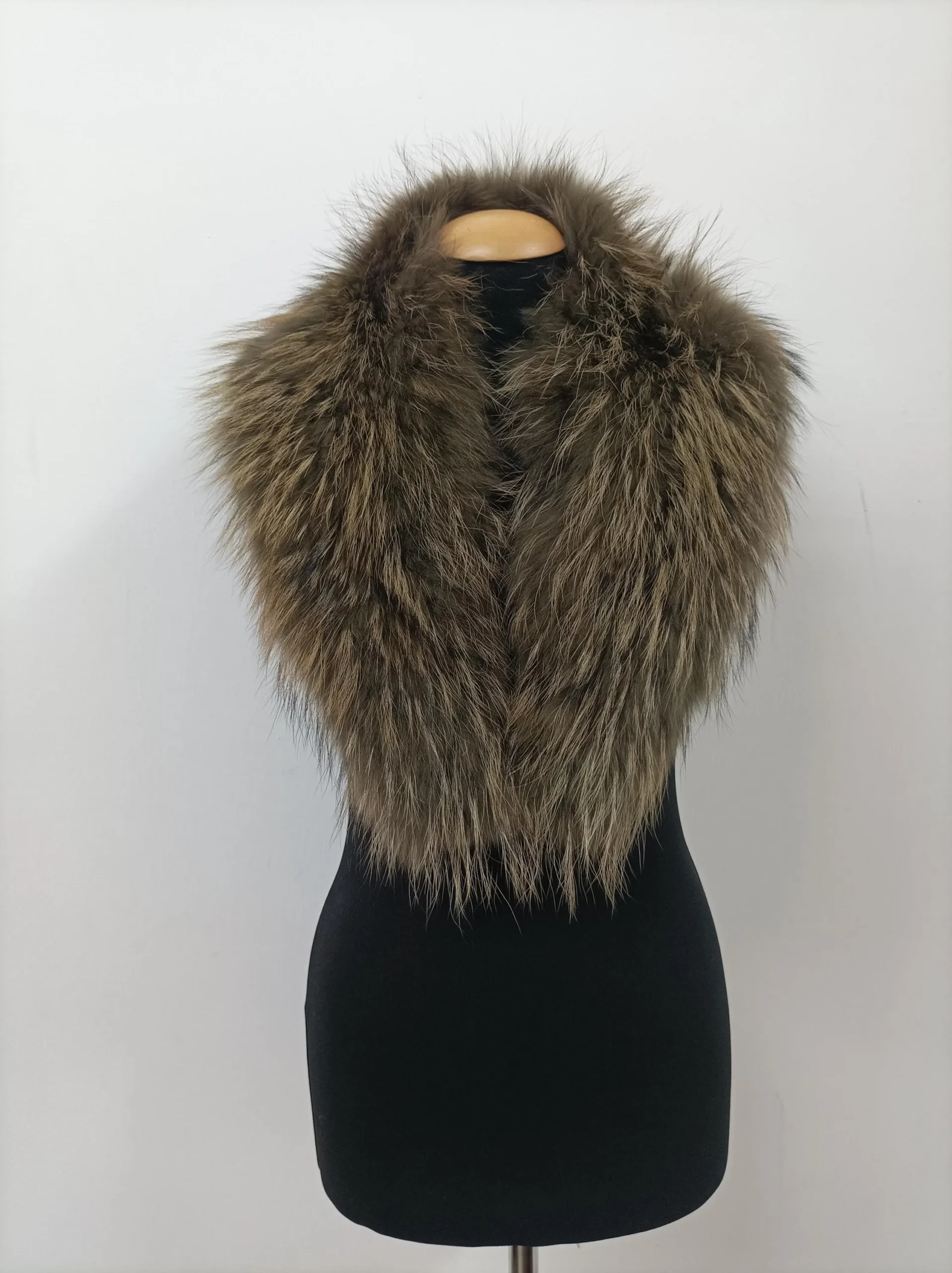 Finn Raccoon Fur Collar: Green Winter Coat Accessory - Image 2