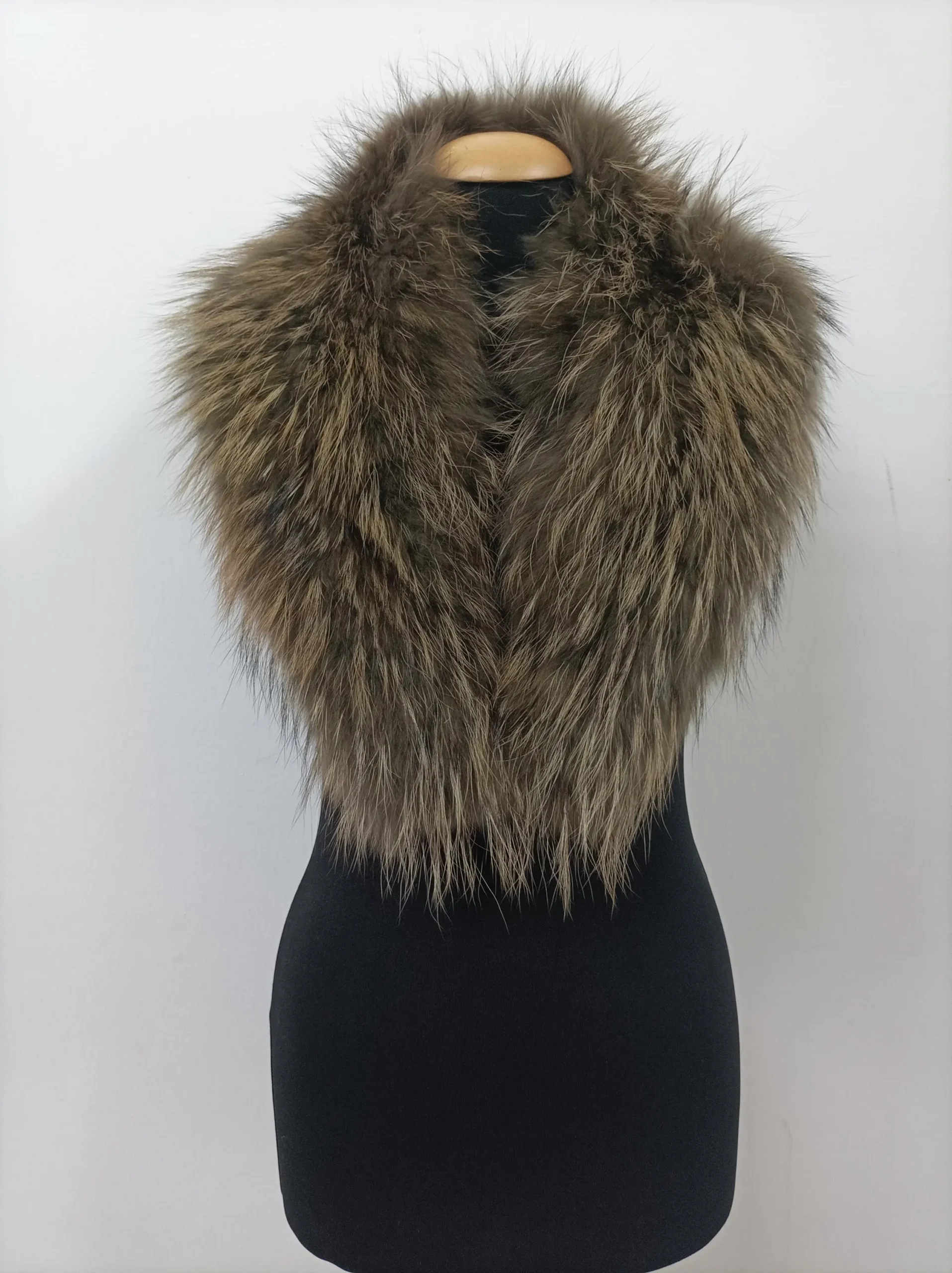 Finn Raccoon Fur Collar: Green Winter Coat Accessory - Image 3