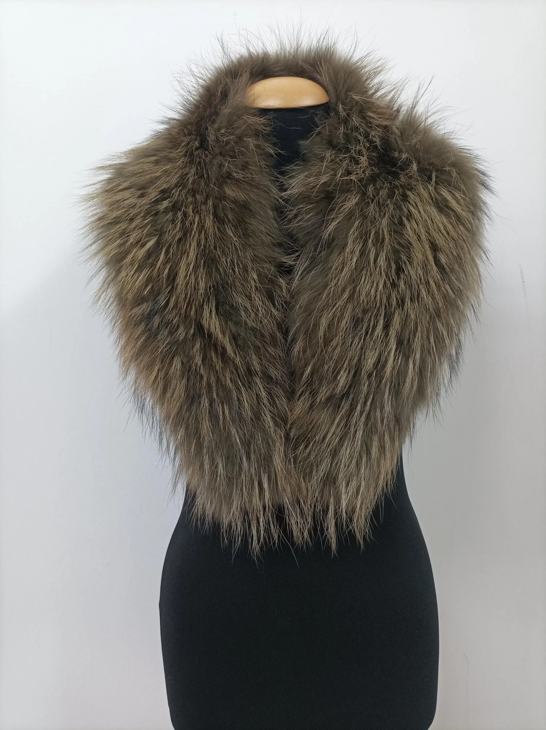 Finn Raccoon Fur Collar: Green Winter Coat Accessory - Image 4