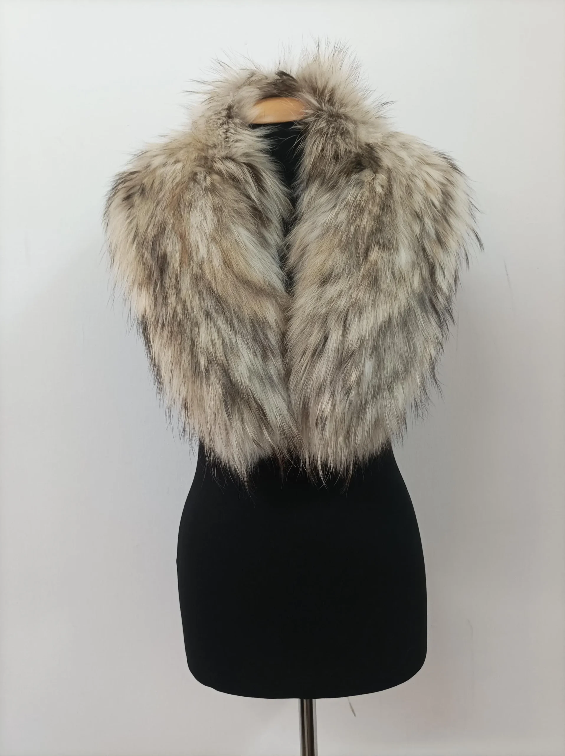 Finn Raccoon Fur Collar: Natural Winter Coat Accessory - Image 3