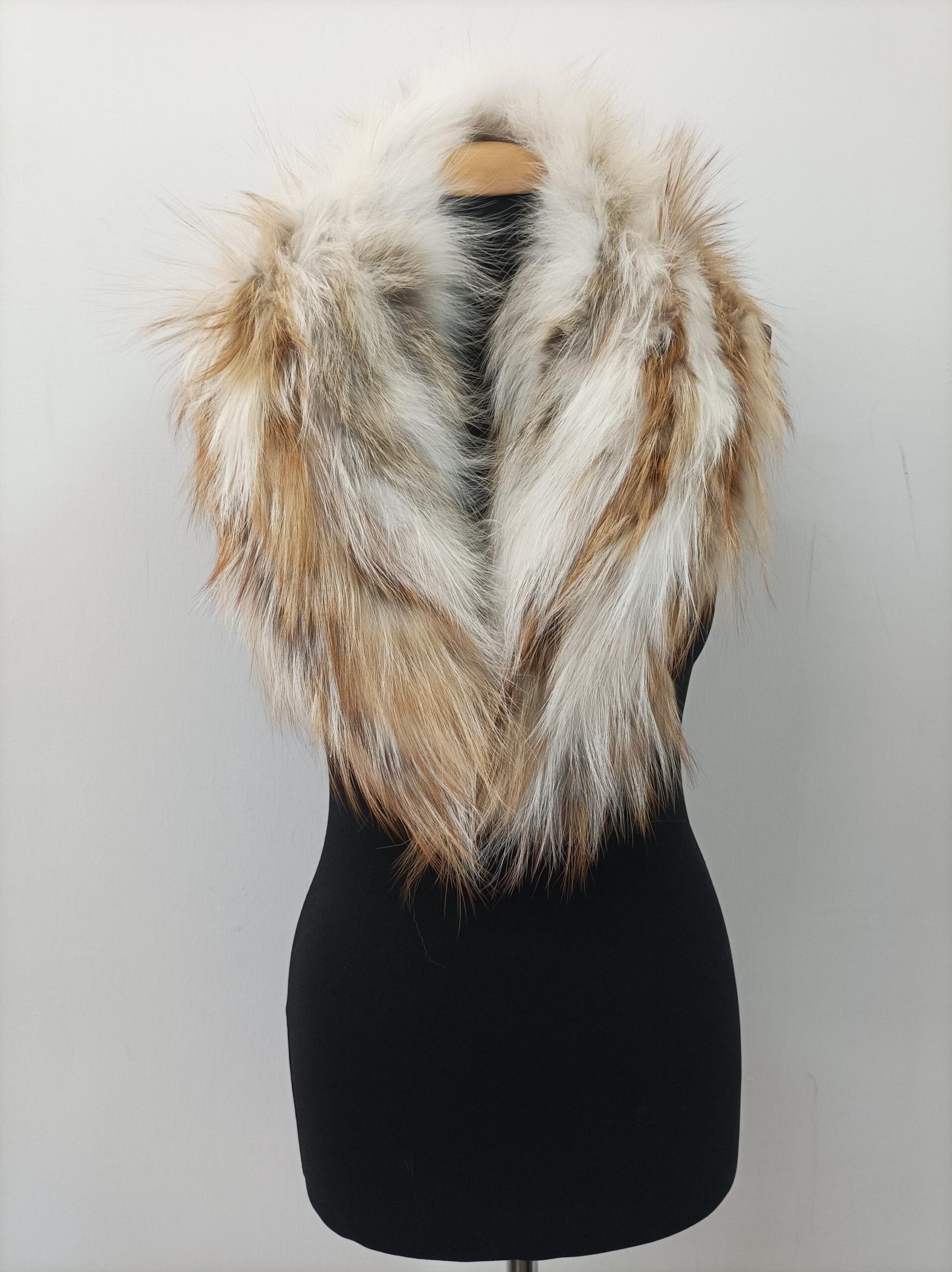 Fox Fur Collar: Gold & White Winter Coat Accessory - Image 2
